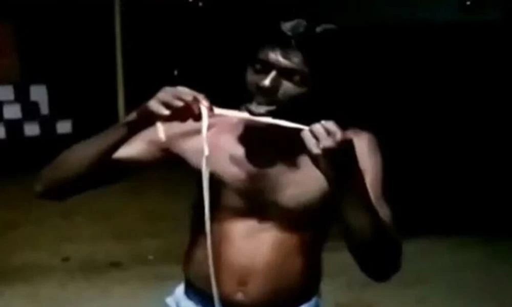 Ινδία: Καταβροχθίζει φίδι για να "θωρακιστεί" από τον κορονοϊό